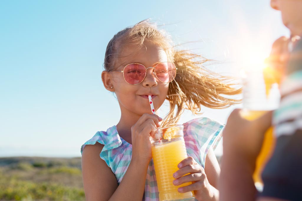 Easy cleaning of self-opening drinking straw
